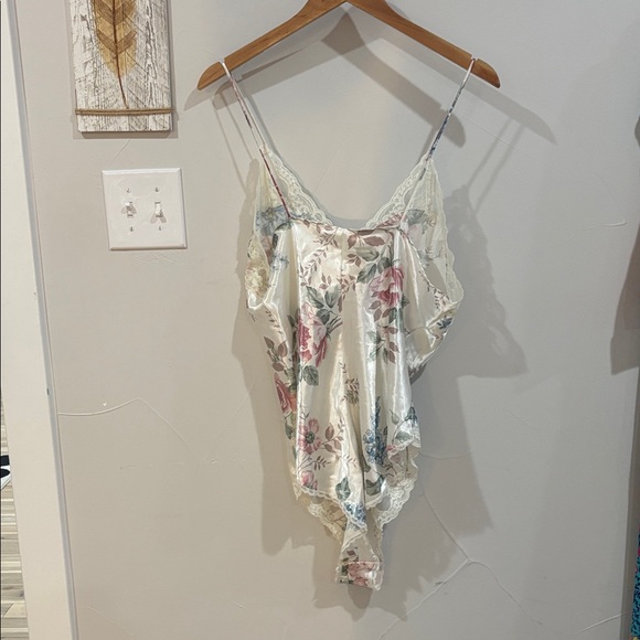 Vintage Floral Lace Romper - Cream and Pink - Picture 3 of 4